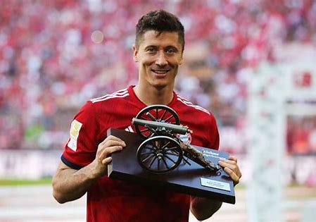 Polish striker Lewandoski told he’s making ‘big mistake’ by choosing Man United over Arsenal