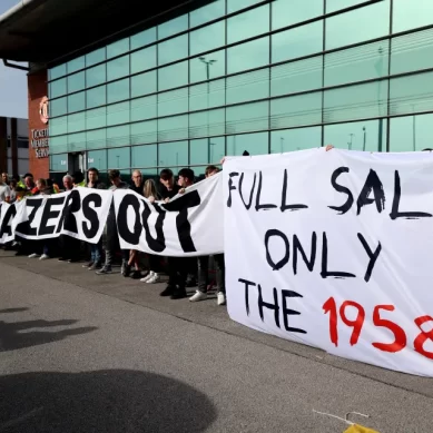 Manchester United fans block Old Trafford ticket office in latest Glazers protest