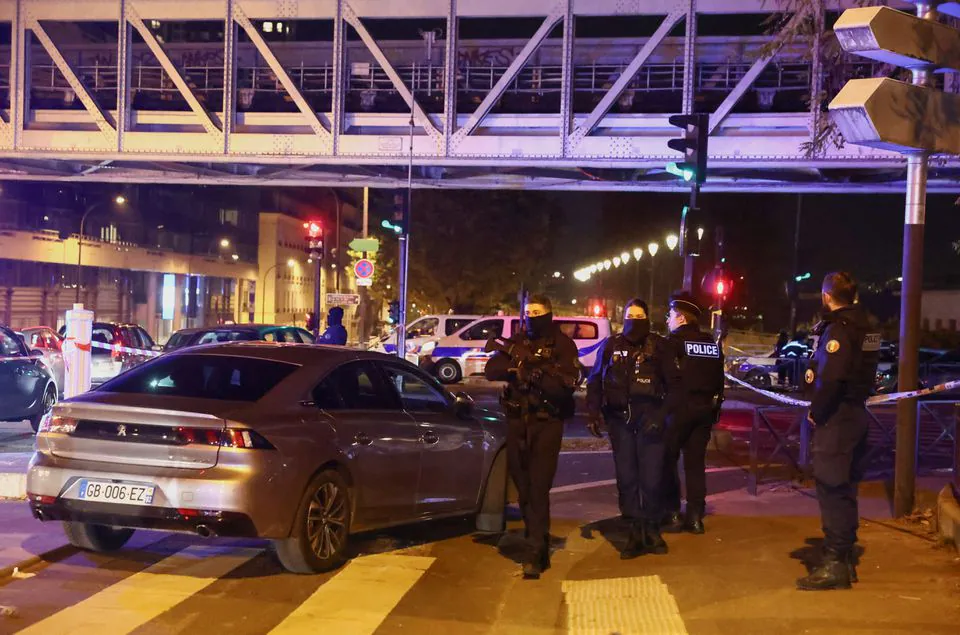 ‘Lone wolf’ assailant kills German tourist dead and hurts two in Paris near Eiffel Tower
