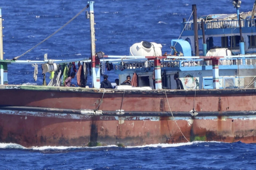 Somali pirates are suspected of hijacking a Sri Lankan fishing boat and abducting its six crew