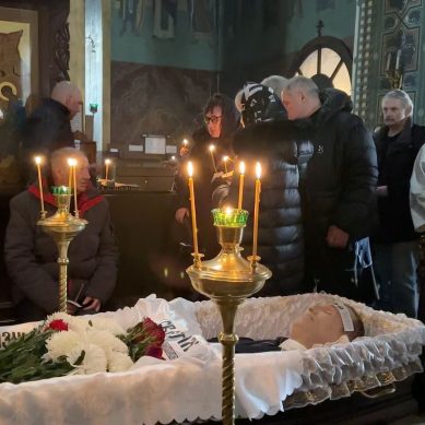 Navalny’s parents bury son as thousands chant name of fiercest critic of Russian President Putin
