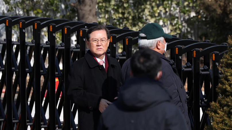 Impeached South Korean President Yoon’s security fends off police arrest attempt