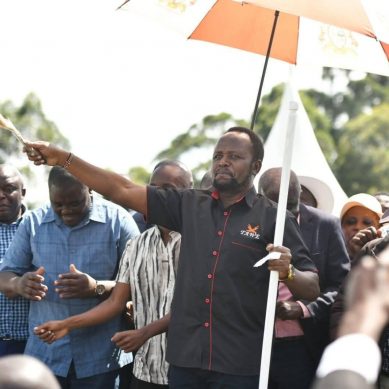 Trans Nzoia Governor Natembeya pulls rag from under feet of PCS Mudavadi after endorsement by elders in Vihiga