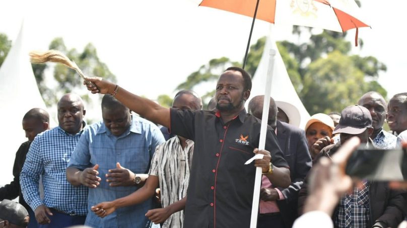 Trans Nzoia Governor Natembeya pulls rag from under feet of PCS Mudavadi after endorsement by elders in Vihiga