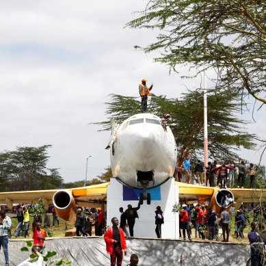 Mourners flood Kenya’s main airport as Odinga’s body arrives from India, prompt two-hour flights suspension