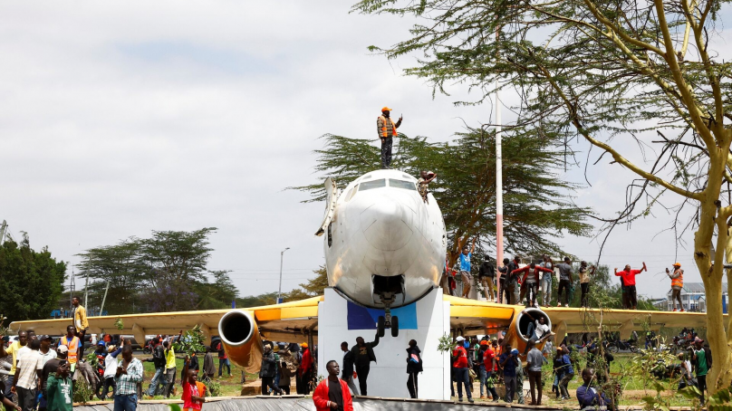 Mourners flood Kenya’s main airport as Odinga’s body arrives from India, prompt two-hour flights suspension