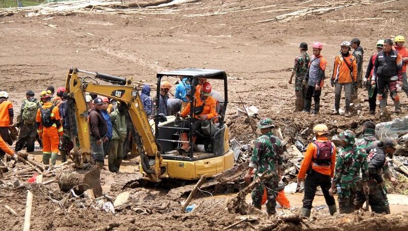 How persistent cries of new-born baby saved family, entire village moments before deadly landslide in Java, Indonesia